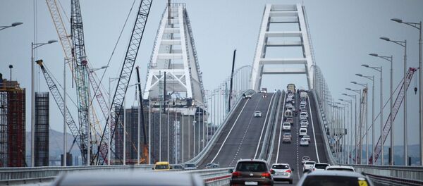 Việc lưu thông xe ô tô qua cầu Crưm mới bắt đầu - Sputnik Việt Nam