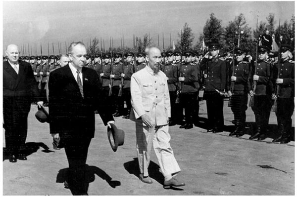 Chủ tịch Hồ Chí Minh duyệt đội danh dự của quân đội Liên Xô tại nghi lễ long trọng đón tiếp phái đoàn đại biểu Chính phủ Việt Nam thăm chính thức Liên Xô, ngày 12 tháng 7 năm 1955. Chủ tịch Hồ Chí Minh duyệt đội danh dự của quân đội Liên Xô tại nghi lễ long trọng đón tiếp phái đoàn đại biểu Chính phủ Việt Nam thăm chính thức Liên Xô, ngày 12 tháng 7 năm 1955. - Sputnik Việt Nam