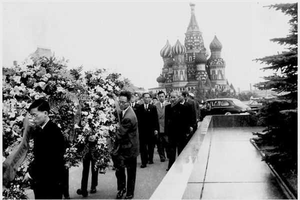 Chủ tịch Hồ Chí Minh viếng Lăng V.I. Lenin, ngày 2 tháng 11 năm 1957. Chủ tịch Hồ Chí Minh viếng Lăng V.I. Lenin, ngày 2 tháng 11 năm 1957. - Sputnik Việt Nam