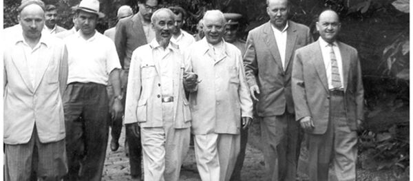 Chủ tịch Hồ Chí Minh và ông Voroshilov K.E. Chủ tịch Chủ tịch đoàn Hội đồng Xô-viết Tối cao Liên Xô ở Tbilisi (thủ đô Cộng hòa Gruzia), ngày 21 tháng 7 năm 1959. Chủ tịch Hồ Chí Minh và ông Voroshilov K.E. Chủ tịch Chủ tịch đoàn Hội đồng Xô-viết Tối cao Liên Xô ở Tbilisi (thủ đô Cộng hòa Gruzia), ngày 21 tháng 7 năm 1959. - Sputnik Việt Nam