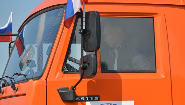 Ông Putin lái chiếc xe KAMAZ chạy lên cầu Crưm đầu tiên - Sputnik Việt Nam