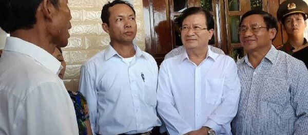 Phó Thủ tướng Trịnh Đình Dũng thăm hỏi bà con ngư dân thôn Trung Tân, xã Kỳ Khang, huyện Kỳ Anh sau 2 năm sự cố môi trường biển. Phó Thủ tướng Trịnh Đình Dũng thăm hỏi bà con ngư dân thôn Trung Tân, xã Kỳ Khang, huyện Kỳ Anh sau 2 năm sự cố môi trường biển. - Sputnik Việt Nam