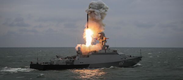 Tàu tên lửa nhỏ Grad Sviyazhsk phóng tên lửa Kalibr trong buổi diễn tập tổng kết của nhóm tàu chiến Hạm đội Caspian - Sputnik Việt Nam