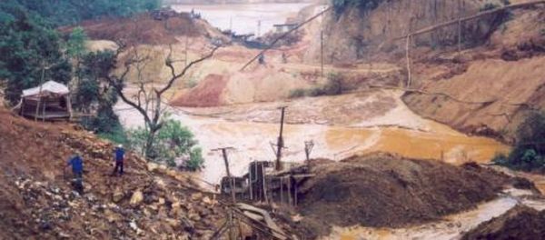 Phải giảm dần và tiến tới xóa bỏ việc bán thô tài nguyên. Trong ảnh, một điểm khai thác khoáng sản - Sputnik Việt Nam