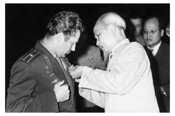 Chủ tịch Hồ Chí Minh trao tặng Huân chương Anh hùng Lao động Việt Nam cho nhà du hành vũ trụ Liên Xô G. Titốp tại Hà Nội, ngày 21/1/1962 Chủ tịch Hồ Chí Minh trao tặng Huân chương Anh hùng Lao động Việt Nam cho nhà du hành vũ trụ Liên Xô G. Titốp tại Hà Nội, ngày 21/1/1962 - Sputnik Việt Nam