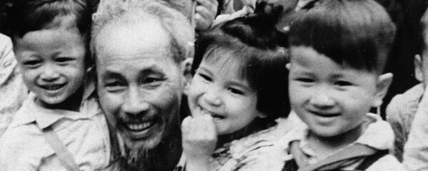 Người đứng đầu BCH Trung ương Đảng Lao động Việt Nam Hồ Chí Minh với thiếu nhi, năm 1955 Người đứng đầu BCH Trung ương Đảng Lao động Việt Nam Hồ Chí Minh với thiếu nhi, năm 1955 - Sputnik Việt Nam