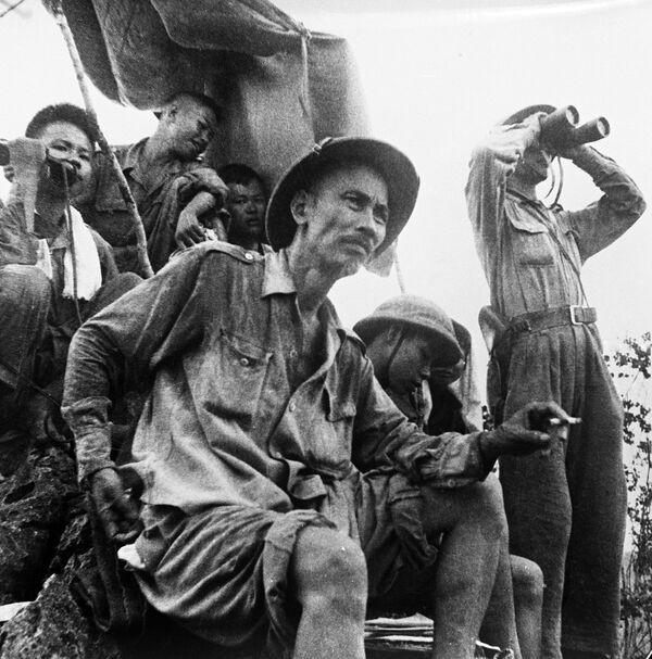 Chủ tịch nước Việt Nam DCCH Hồ Chí Minh theo dõi diễn biến chiến sự trên mặt trận Đông Khê trong thời gian kháng chiến chống Pháp  - Sputnik Việt Nam