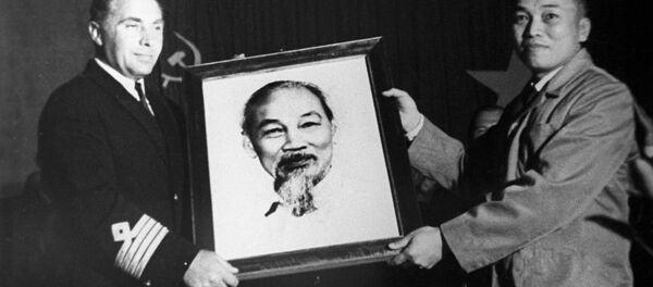 Đại diện Hội Hữu nghị Việt-Xô trao bức chân dung Chủ tịch Hồ Chí Minh cho thủy thủ đoàn của con tàu Xô-viết Hồ Chí Minh tại cảng Vladivostok Đại diện Hội Hữu nghị Việt-Xô trao bức chân dung Chủ tịch Hồ Chí Minh cho thủy thủ đoàn của con tàu Xô-viết Hồ Chí Minh tại cảng Vladivostok - Sputnik Việt Nam