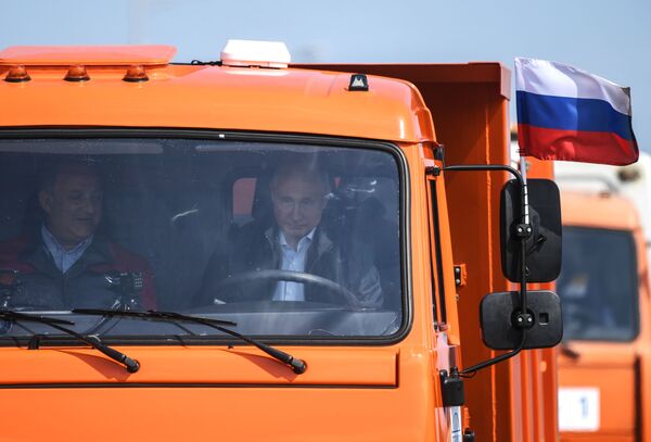 Tổng thống Nga Vladimir Putin sau tay lái xe Kamaz trong nghi lễ trọng thể khai thông cầu Crưm - Sputnik Việt Nam