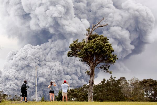 Mọi người theo dõi cuộc phun trào của núi lửa Kilauea ở Hawaii, Hoa Kỳ - Sputnik Việt Nam