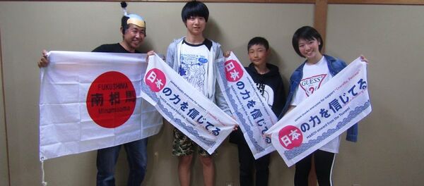 Trẻ em từ tỉnh Fukushima và ông Hirokazu Tsunoda - Sputnik Việt Nam