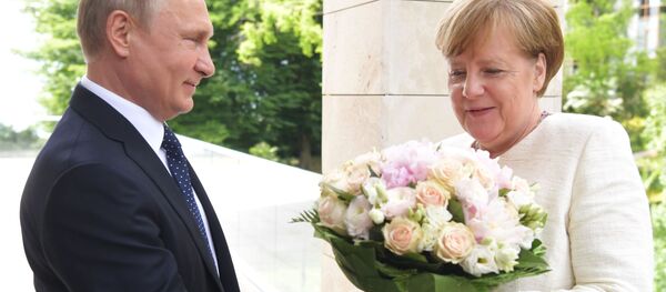 Tổng thống Putin tặng hoa cho bà Merkel - Sputnik Việt Nam