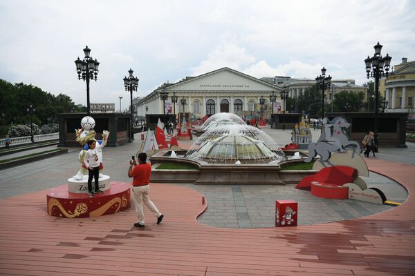 Công trình nghệ thuật, được dựng lên nhân dịp World Cup 2018, tại quảng trường Manezh ở Moskva - Sputnik Việt Nam