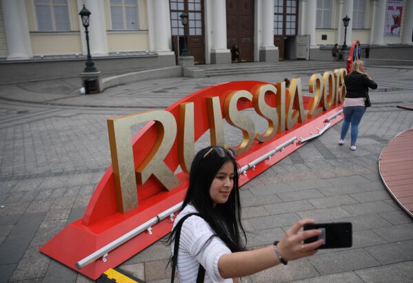 Cô gái chụp ảnh selfie tại Công trình nghệ thuật, lắt đặt nhân dịp World Cup 2018, tại quảng trường Maneg ở Moskva - Sputnik Việt Nam