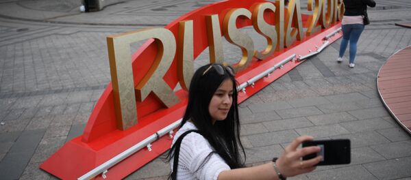 Cô gái chụp ảnh selfie tại Công trình nghệ thuật, lắt đặt nhân dịp World Cup 2018, tại quảng trường Maneg ở Moskva - Sputnik Việt Nam
