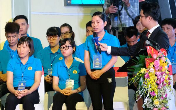 Một nữ công nhân đối thoại với Thủ tướng. Một nữ công nhân đối thoại với Thủ tướng. - Sputnik Việt Nam