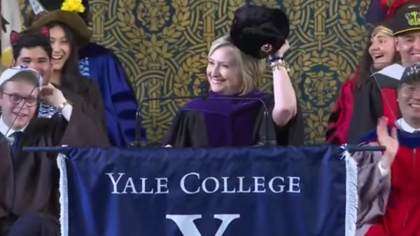 Bà Clinton đội mũ lông che tai trong khi phát biểu tại Yale Bà Clinton đội mũ lông che tai trong khi phát biểu tại Yale - Sputnik Việt Nam