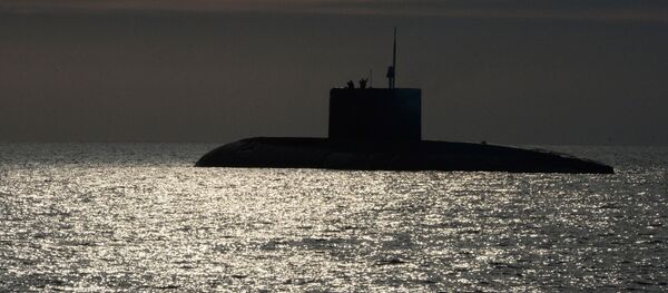 Tàu ngầm điện-diesel Varshavyanka (Kilo) nổi trên mặt nước. - Sputnik Việt Nam