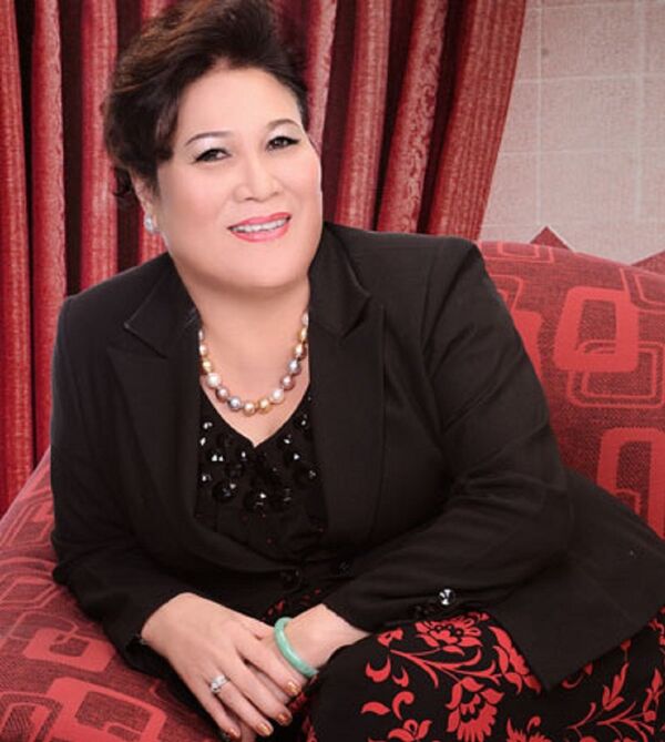 Bà Võ Thị Thah - Chủ tịch HĐQT công ty Thuận Thảo từng nhiều năm nhận giải thưởng Nữ doanh nhân Việt Nam tiêu biểu - cúp Bông hồng Vàng.  - Sputnik Việt Nam