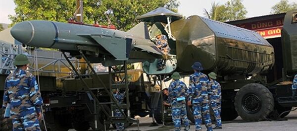 Nạp tên lửa hành trình chống hạm P-15M Termit cho ống phóng KT-161 - Sputnik Việt Nam