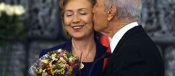 Tổng thống Israel Shimon Peres ôm hôn Ngoại trưởng Mỹ Hillary Clinton, tặng bà bó hoa sau cuộc họp báo chung ở Jerusalem, năm 2009 - Sputnik Việt Nam