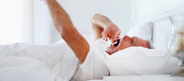 Мужчина просыпается после сна - Sputnik Việt Nam