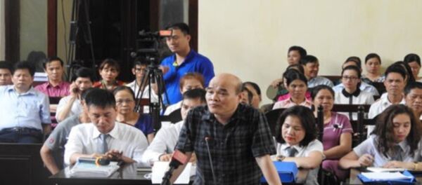 Ông Nguyễn Huy Quang, Vụ trưởng Vụ Pháp chế - Bộ Y tế, trả lời hội đồng xét xử Ông Nguyễn Huy Quang, Vụ trưởng Vụ Pháp chế - Bộ Y tế, trả lời hội đồng xét xử - Sputnik Việt Nam