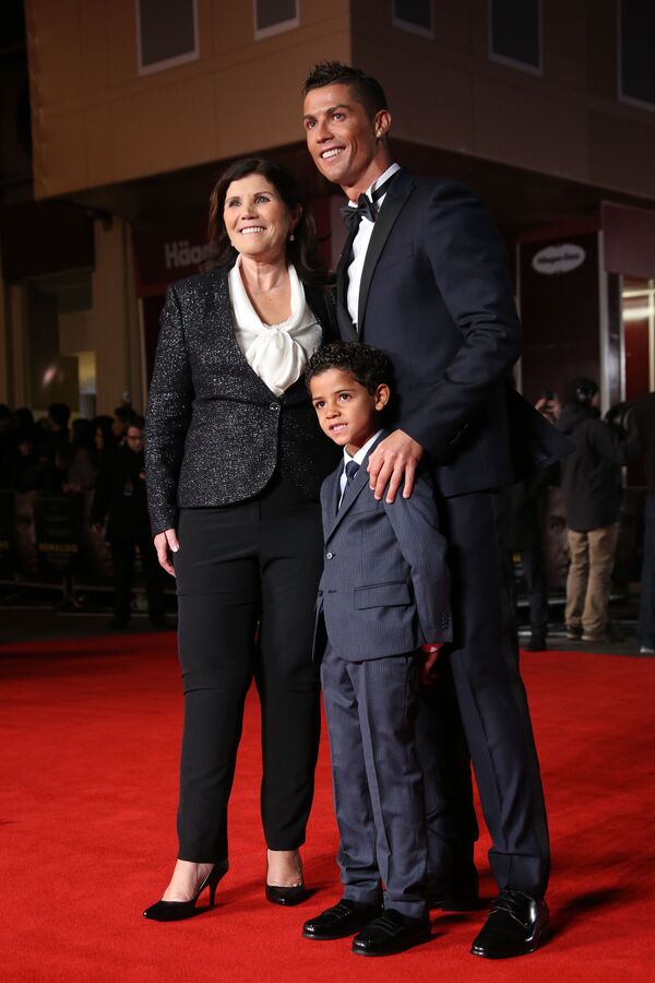 Cristiano Ronaldo với mẹ Dolores Aveiro - Sputnik Việt Nam