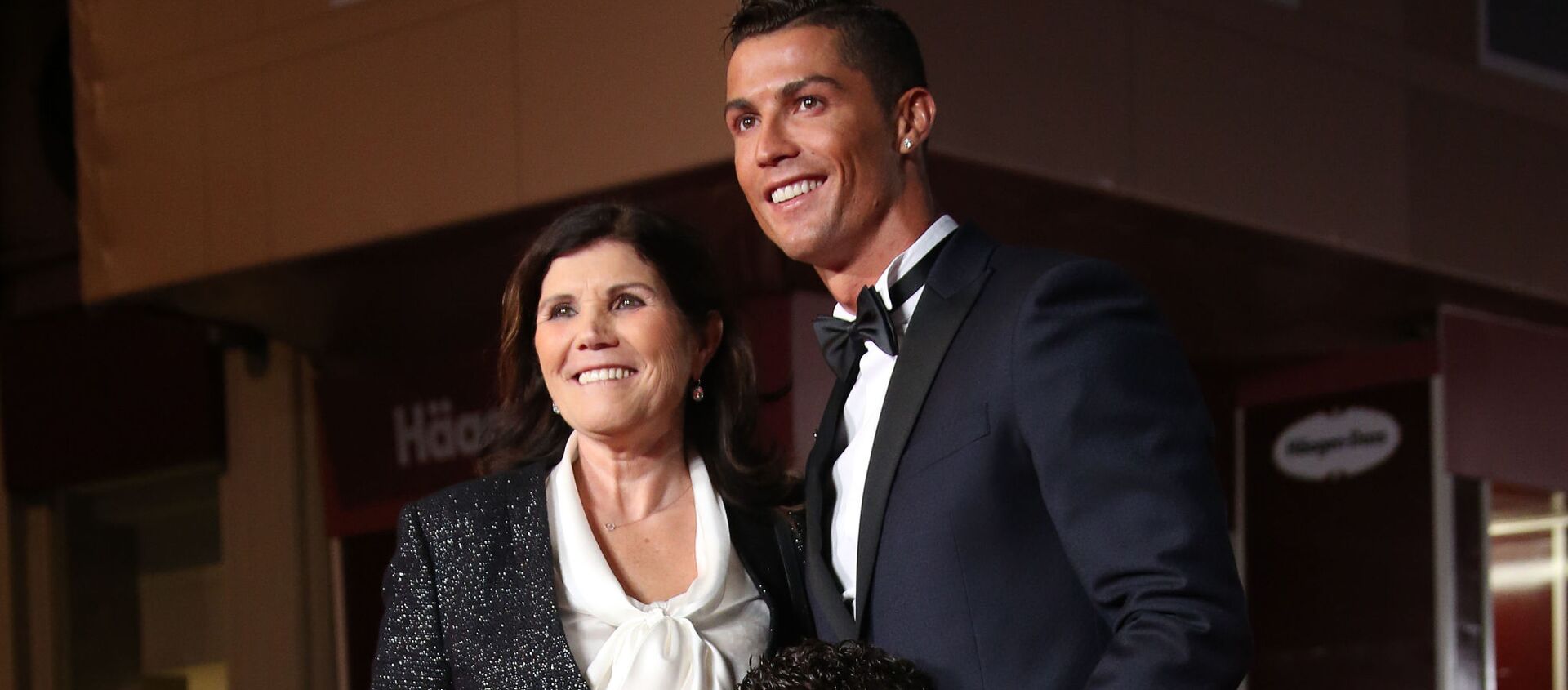 Cristiano Ronaldo với mẹ Dolores Aveiro - Sputnik Việt Nam, 1920, 22.09.2021