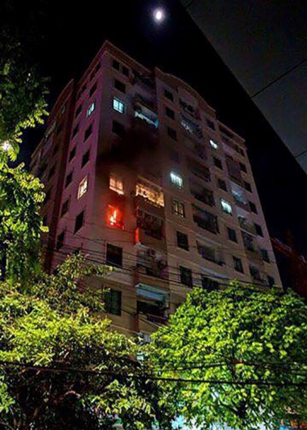 Hiện trường xảy ra vụ cháy trên tầng 5 của tòa chung cư. - Sputnik Việt Nam