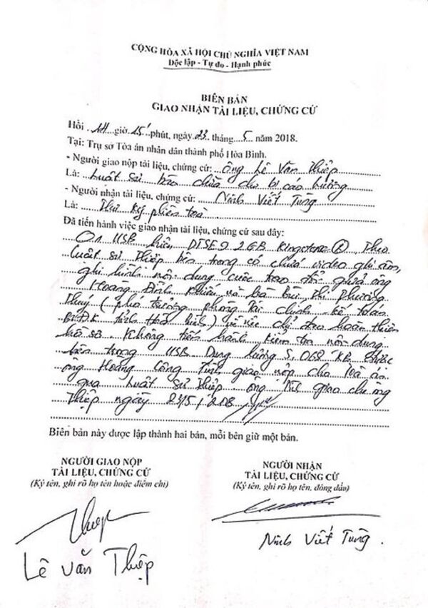 Biên bản giao nhận tài liệu, chứng cứ do Luật sư Lê Văn Thiệp bàn giao cho Thư ký tòa. - Sputnik Việt Nam