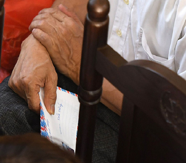 Các phong bì có kèm chữ Kính viếng. - Sputnik Việt Nam