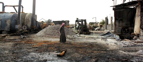 liên minh quốc tế do Hoa Kỳ cầm đầu cố tình ném bom các giếng dầu ở Syria - Sputnik Việt Nam