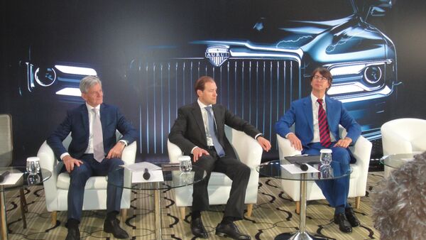 Tổng giám đốc AURUS TNHH Franz Gerhard Hilgerd, Bộ trưởng Công nghiệp và Thương mại Nga Denis Manturov và Tổng giám đốc của Sollers Vadim Shvetsov - Sputnik Việt Nam