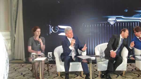 Tổng giám đốc AURUS TNHH Franz Gerhard Hilgerd phát biểu tại buổi ra mắt thương hiệu AURUS  - Sputnik Việt Nam