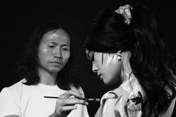 Họa sĩ Ngô Lực được coi là một trong những người góp phần đưa nghệ thuật body painting về Việt Nam - Sputnik Việt Nam