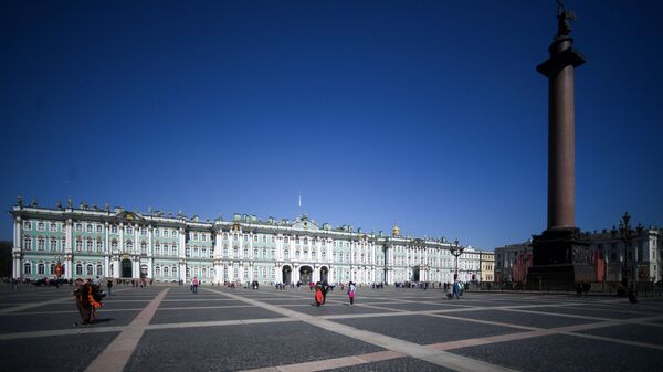 Bảo tàng Hermitage và cột Alexander trên Quảng trường Cung điện ở St. Petersburg. - Sputnik Việt Nam