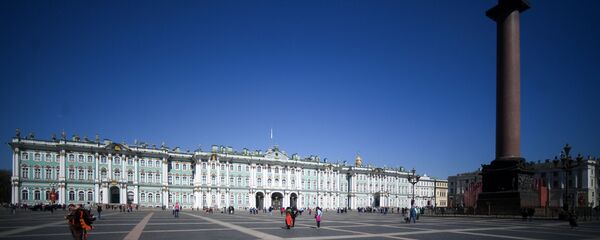 Bảo tàng Hermitage và cột Alexander trên Quảng trường Cung điện ở St. Petersburg. - Sputnik Việt Nam