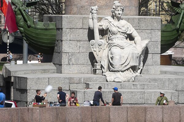 Tượng Neva dưới chân cột Rostral ở St. Petersburg - Sputnik Việt Nam