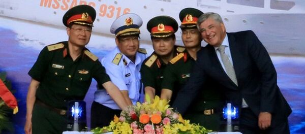 Các đại biểu cơ quan chức năng ấn nút khởi động tại lễ đặt ky Các đại biểu cơ quan chức năng ấn nút khởi động tại lễ đặt ky - Sputnik Việt Nam