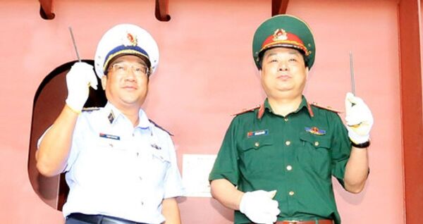 Thủ trưởng Bộ Tư lệnh Hải quân và Tổng cục Công nghiệp Quốc phòng làm thủ tục gắn biển tại lễ đặt ky - Sputnik Việt Nam