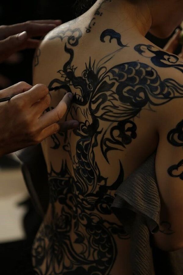 Tác phẩm body painting của họa sĩ Ngô Lực kết hợp cùng nữ diễn viên - Sputnik Việt Nam