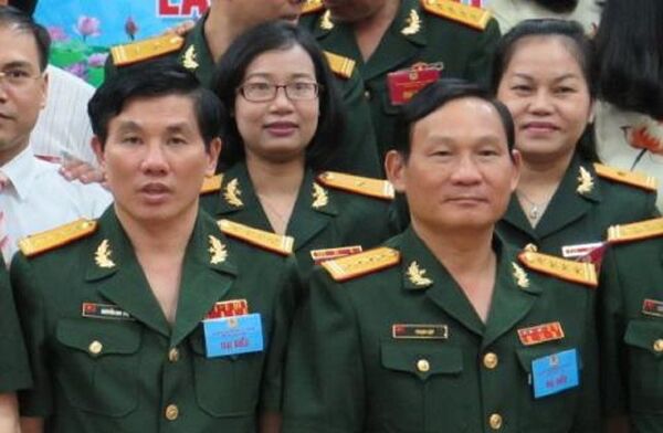 Đại tá Phạm Gặp (hàng đầu, bên phải) được phân công nhiệm vụ phụ trách Tổng cổng ty Thái Sơn. - Sputnik Việt Nam