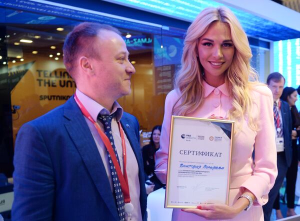 Đại sứ chính thức của World Cup bóng đá năm 2018 Victoria Lopyreva đã cố gắng thử trong vai trò biên tập viên của Sputnik tại Diễn đàn Kinh tế Quốc tế St. Petersburg (SPIEF). Đại sứ chính thức của World Cup bóng đá năm 2018 Victoria Lopyreva đã cố gắng thử trong vai trò biên tập viên của Sputnik tại Diễn đàn Kinh tế Quốc tế St. Petersburg (SPIEF). - Sputnik Việt Nam