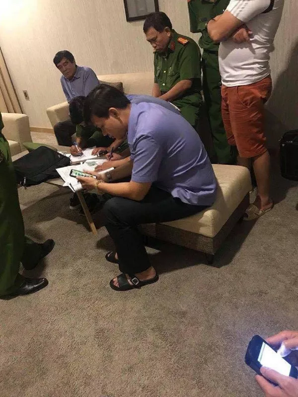Hình ảnh ông Gụ làm việc với cơ quan công an tại khách sạn được đăng tải trên mạng xã hội Hình ảnh ông Gụ làm việc với cơ quan công an tại khách sạn được đăng tải trên mạng xã hội