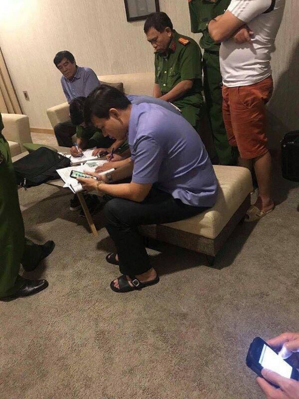 Hình ảnh ông Gụ làm việc với cơ quan công an tại khách sạn được đăng tải trên mạng xã hội Hình ảnh ông Gụ làm việc với cơ quan công an tại khách sạn được đăng tải trên mạng xã hội - Sputnik Việt Nam