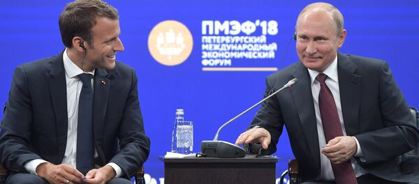 Emmanuel Macron và Vladimir Putin  - Sputnik Việt Nam