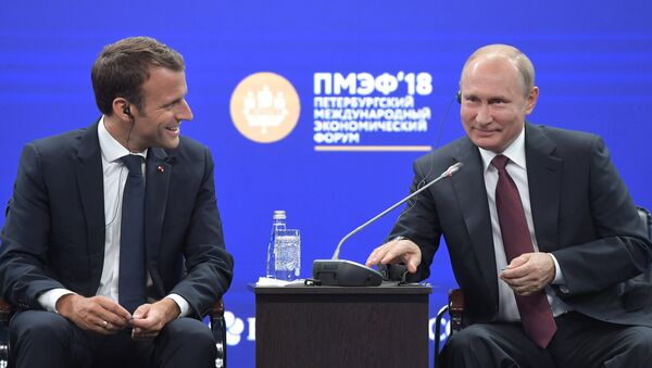 Emmanuel Macron và Vladimir Putin - Sputnik Việt Nam