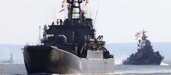 Tàu đổ bộ cỡ lớn Alexandr Shabalin (trái) và tàu tên lửa cỡ nhỏ Geyzer - Sputnik Việt Nam