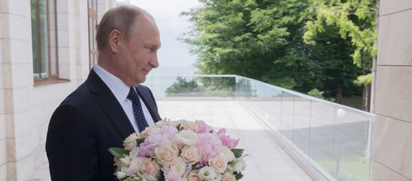 Tổng thống Putin tặng hoa cho bà Merkel - Sputnik Việt Nam